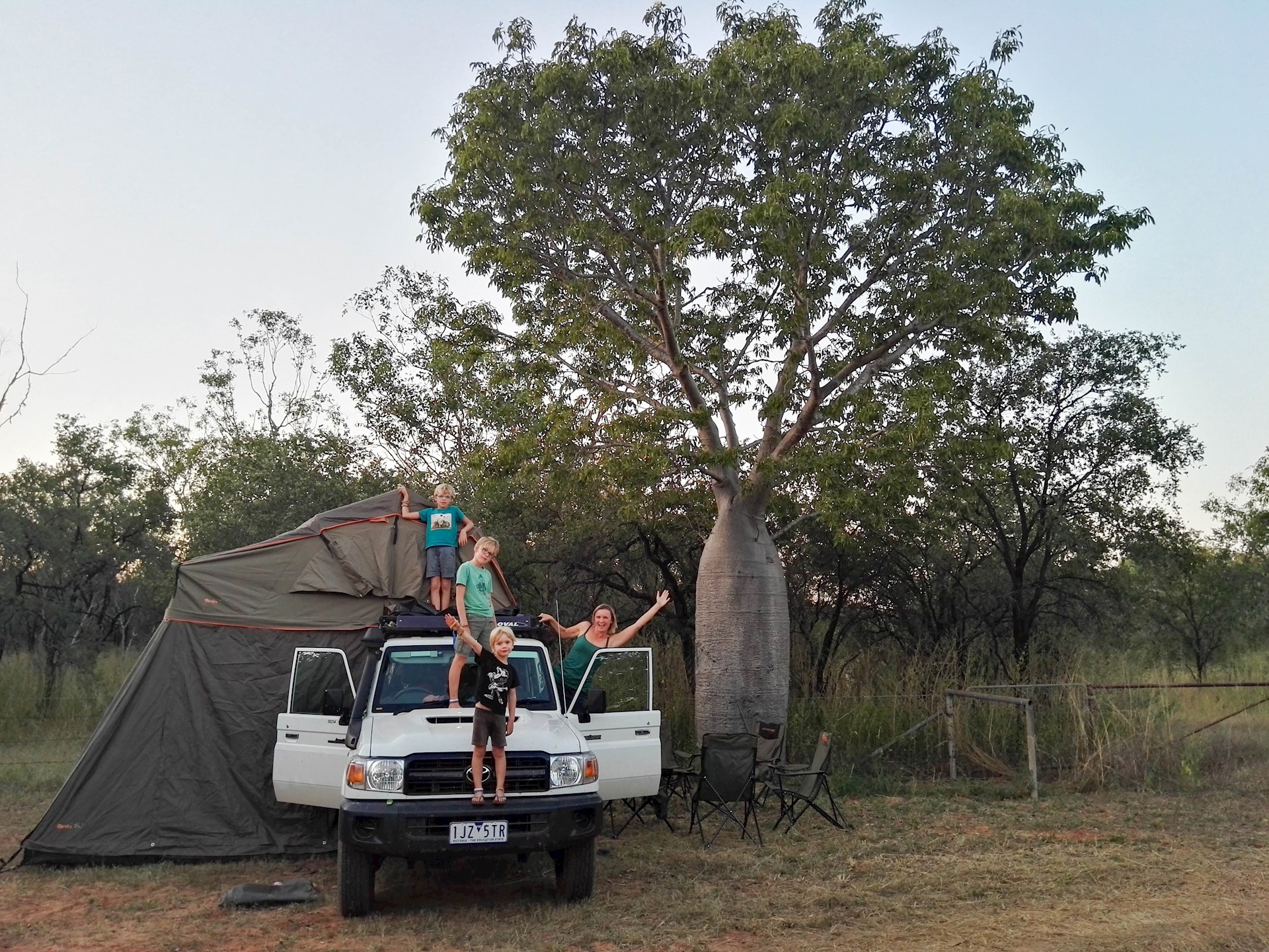 Kinderen Australie reizen per 4WD camper